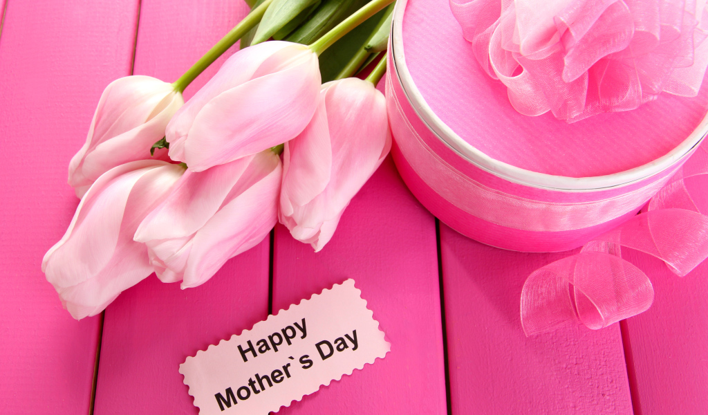 Букет нежных розовых тюльпанов с подарком на Международный женский день 8 марта