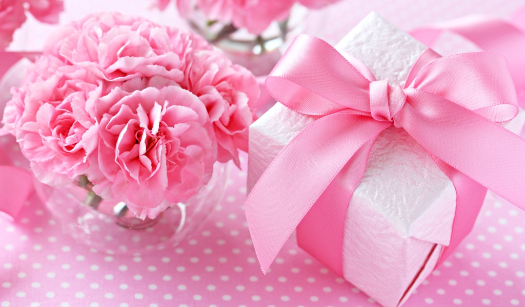 Букет розовых гвоздик и подарок любимой на 8 марта