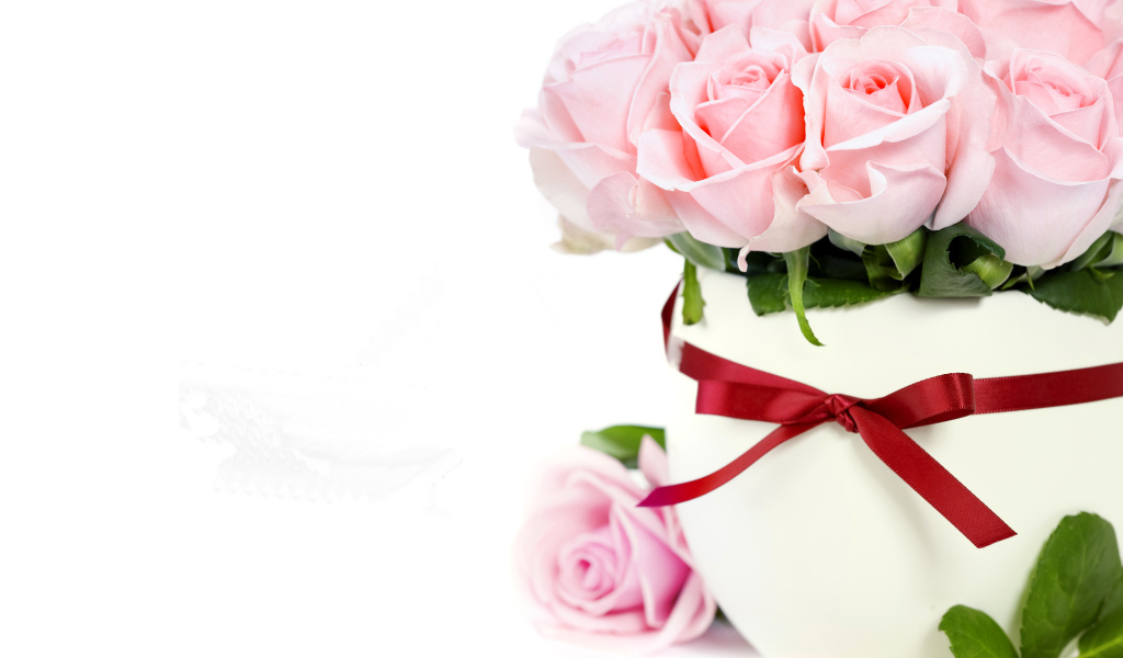 Букет розовых роз в белой вазе с красным бантом, шаблон открытки на 8  марта