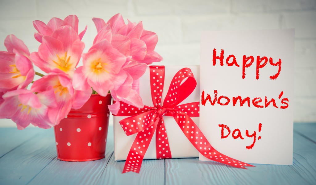 Букет розовых тюльпанов и подарок на Международный женский день 8 марта