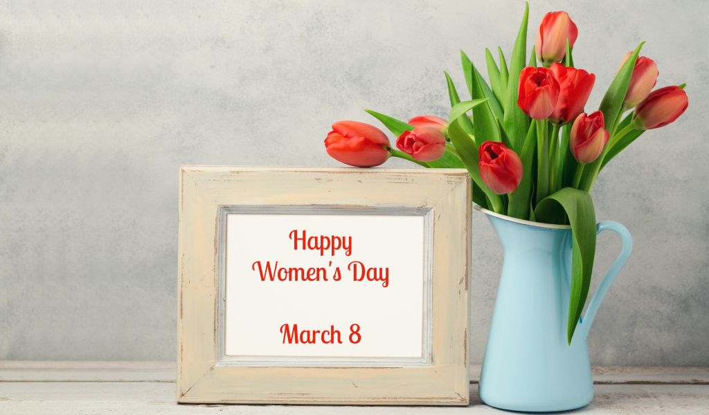 Букет красных тюльпанов в голубой вазе на 8 марта