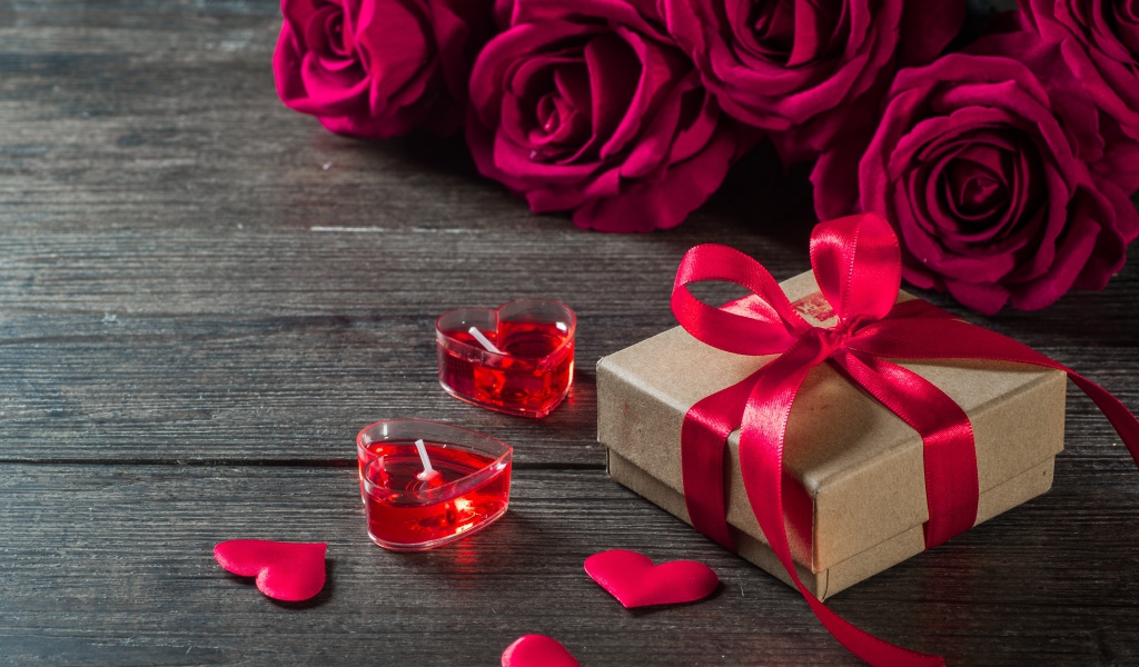 Букет роз, свечи и подарок любимой на Международный женский день 8 марта