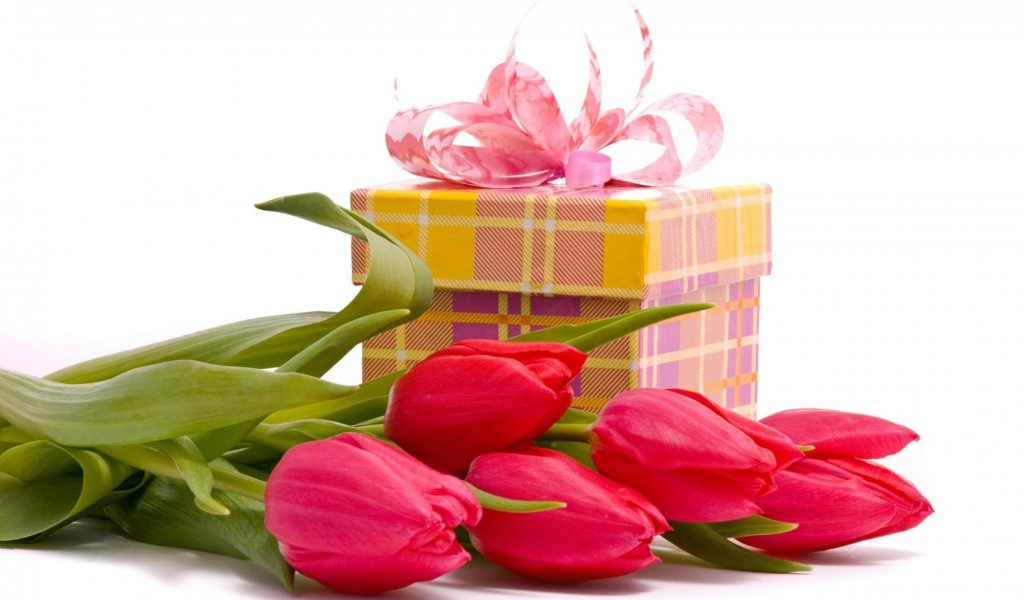 Букет тюльпанов и подарок любимой на 8 марта