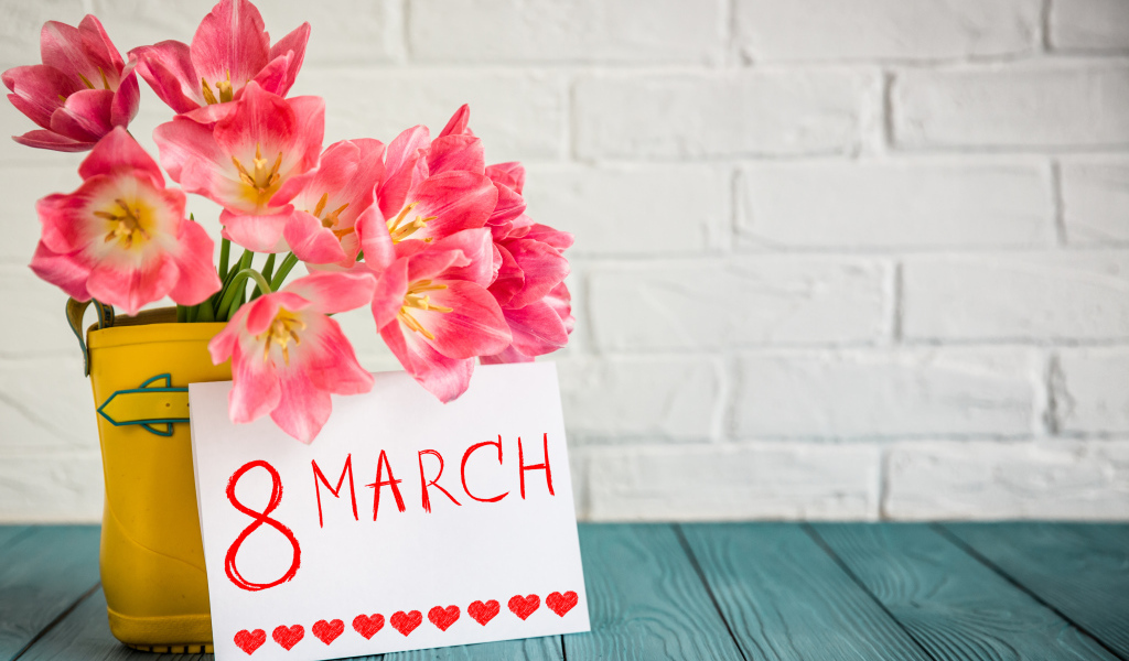 Букет тюльпанов и открытка на фоне стены на 8 марта