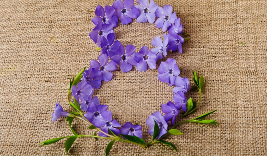 Цифра 8 из сиреневых цветов на Международный женский день 8 марта