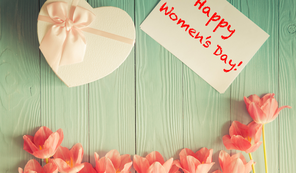 Розовые тюльпаны и подарок в виде сердца на Международный женский день