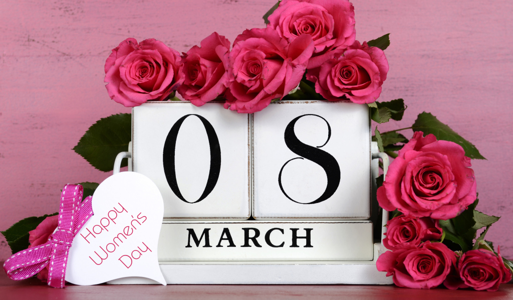 Красные розы на розовом фоне на Международный женский день