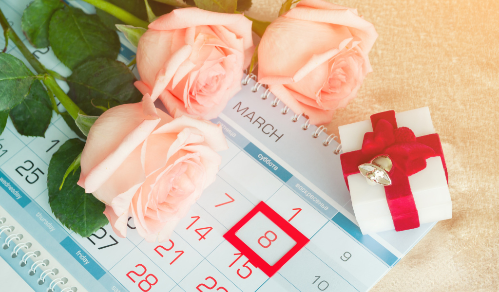 Три кремовых розы и подарок на Международный женский день 8 марта