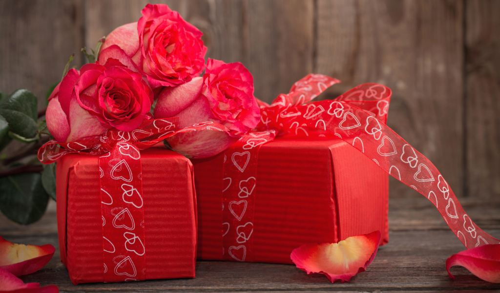 Два больших красных подарка и розы в подарок любимой на 8 марта