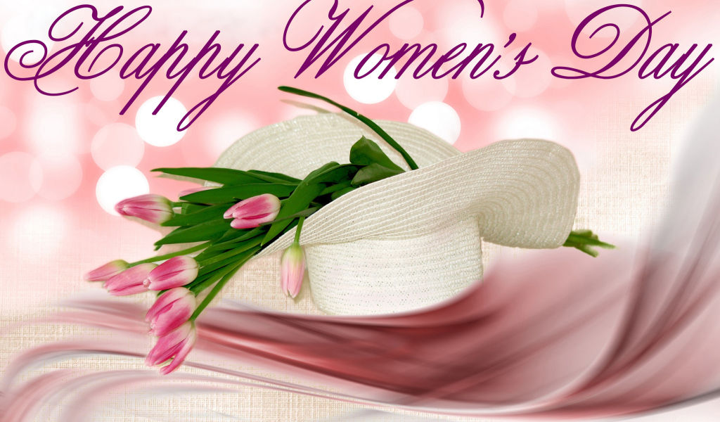 Белая шляпа с розовыми тюльпанами на Международный женский день 8 марта