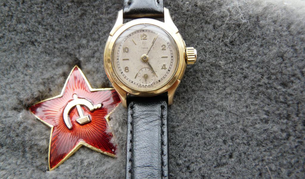 Наградные часы и красная звезда на день Победы 9 мая