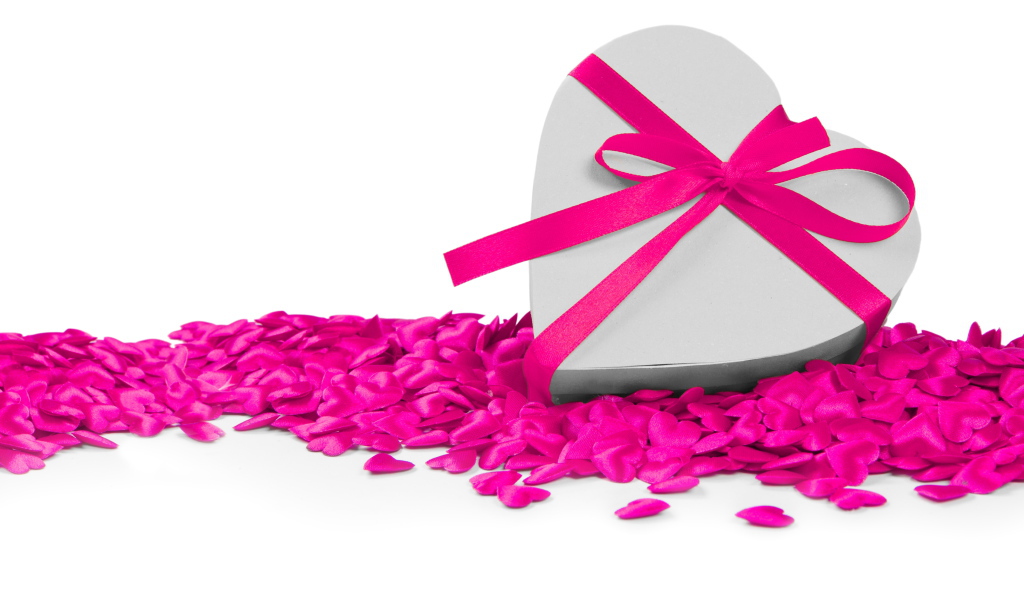 Большая подарочная коробка в форме сердца с маленькими сердечками на белом фоне подарок любимой 