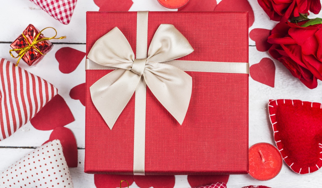 Большой подарок с сердечками на День Святого Валентина 14 февраля