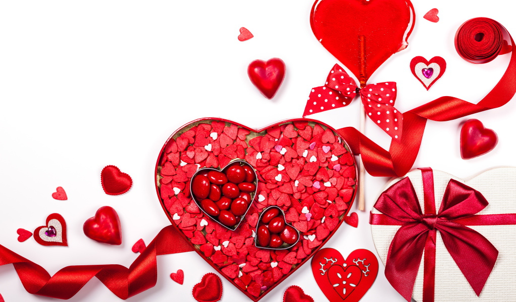 Коробка в форме сердца с конфетами на белом фоне подарок на День Святого Валентина