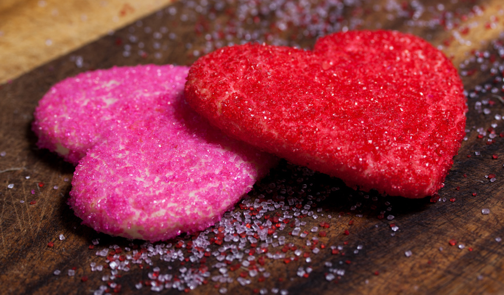 Два печенья в форме сердца в сахаре на День Святого Валентина 14 февраля