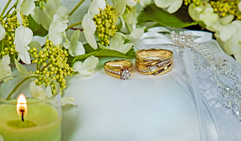 Два обручальных кольца на подушечке обшитой цветами