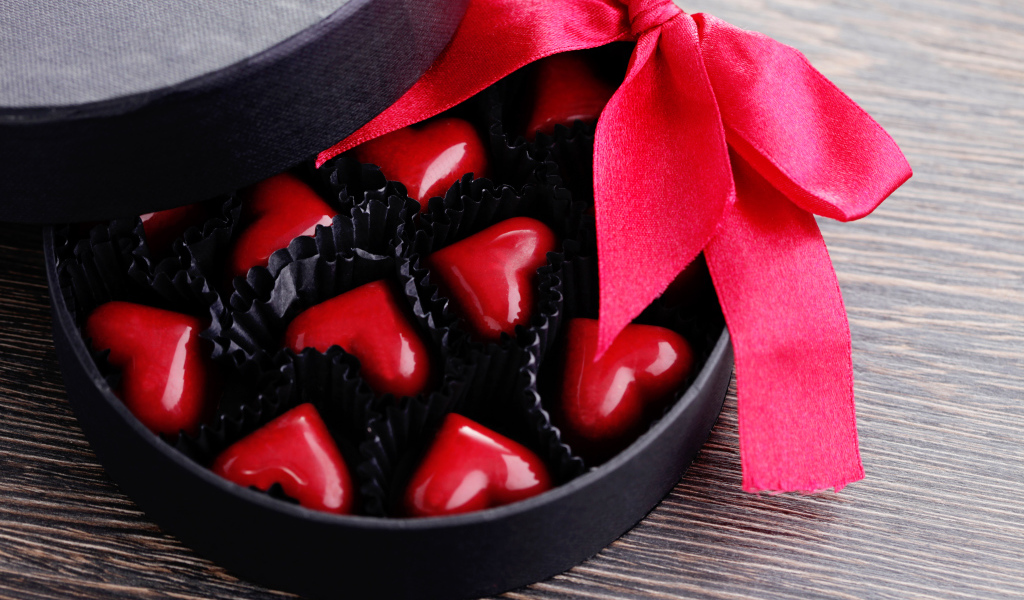 Коробка шоколадных конфет в форме сердца с красной лентой