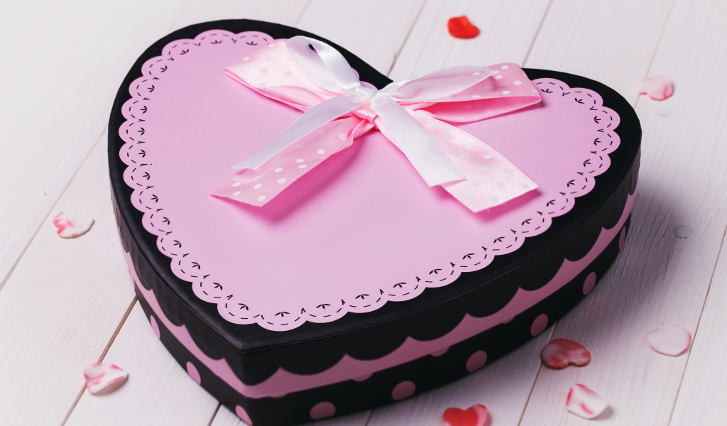 Большая подарочная коробка в форме сердца с розовым бантом