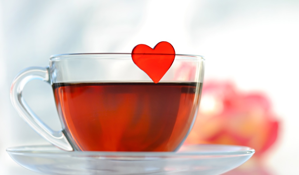 Маленькое красное сердечко в стеклянной чашке с чаем