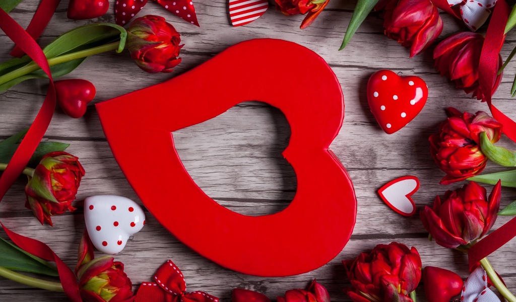 Большое красное сердце с красными тюльпанами