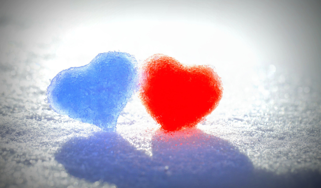 Голубое и красное сердце на белом снегу 