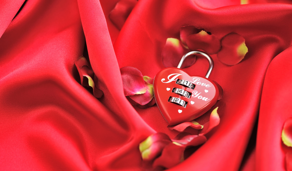 Кодовый замок в форме сердца на красном фоне с лепестками розы