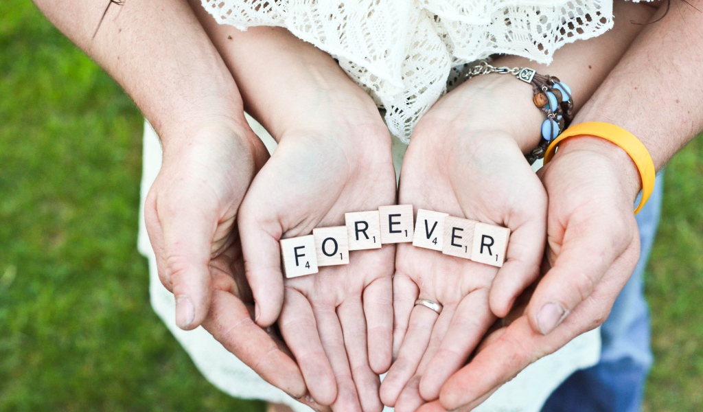 Руки влюбленной пары с надписью FOREVER