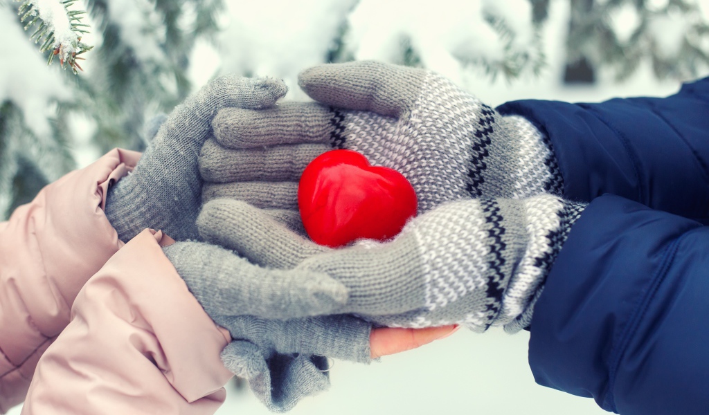 Руки парня и девушка с красным сердечком 