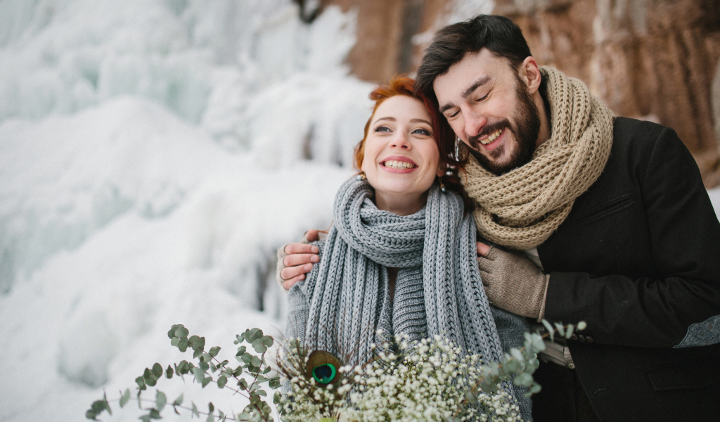 Влюбленная счастливая пара зимой