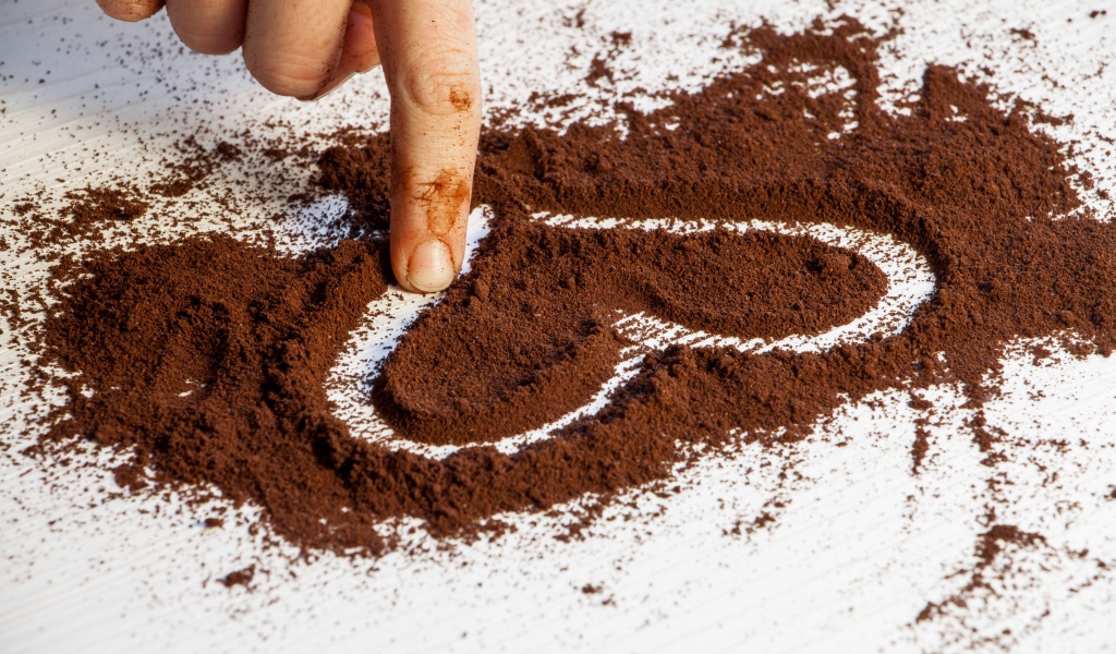 Сердце нарисовано на молотом кофе