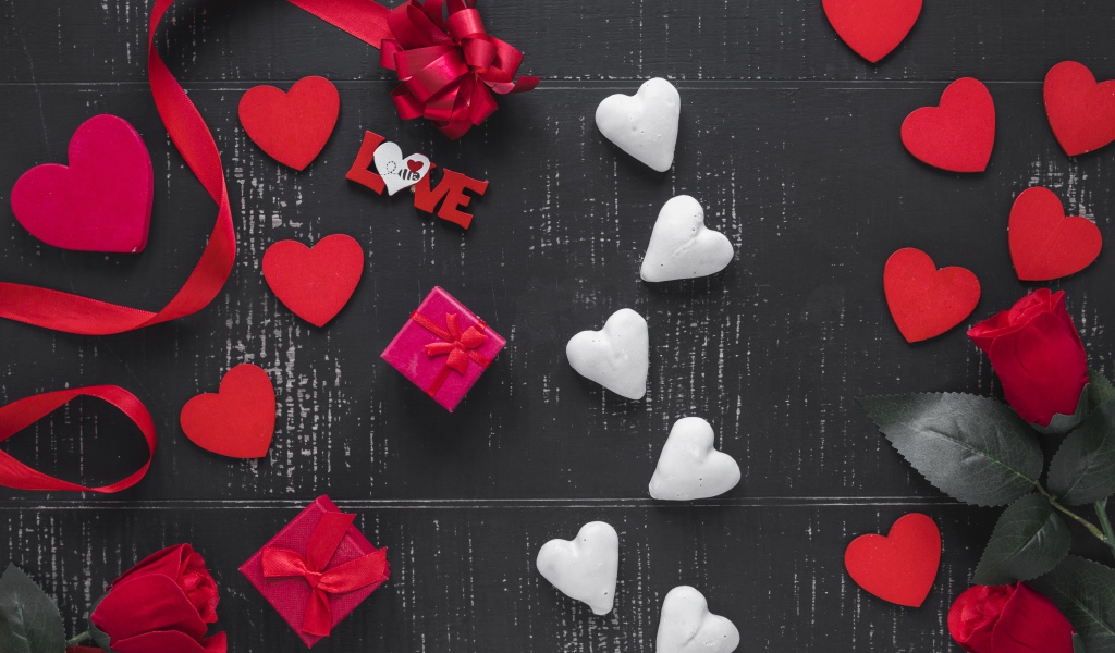 Сердечки с розами и красным бантом на сером фоне