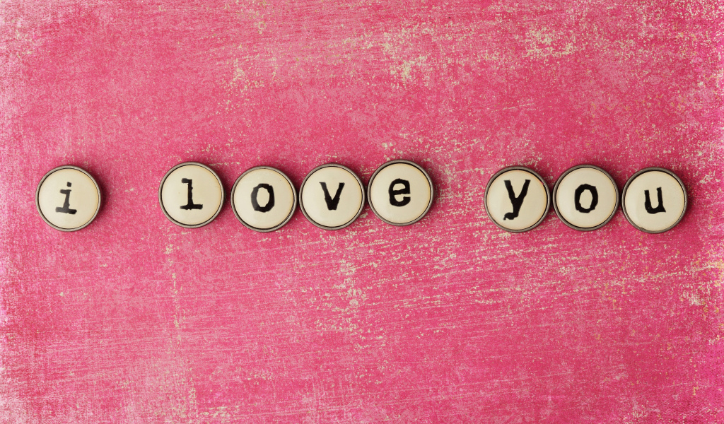 Надпись Я тебя люблю на розовом фоне