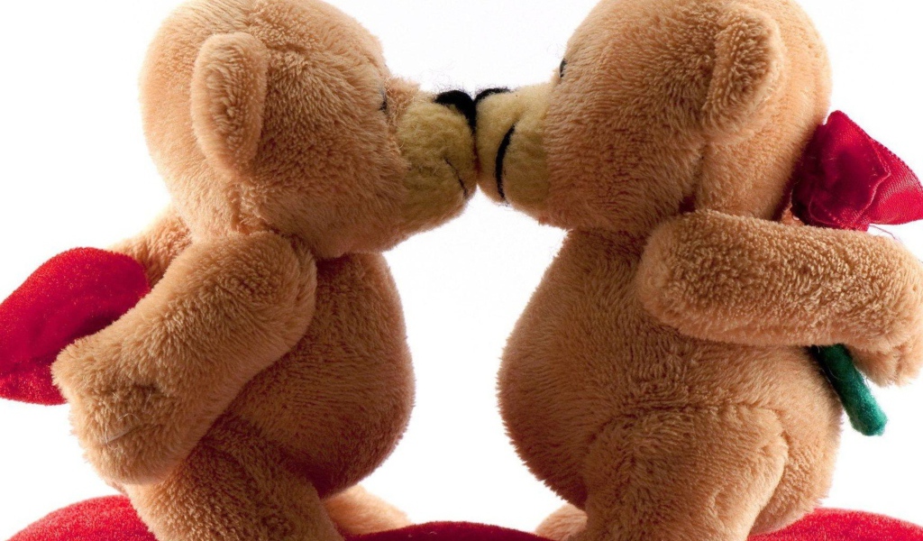 Поцелуй влюбленных игрушечных медведей