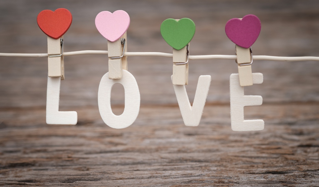 Буквы LOVE на прищепках на веревке