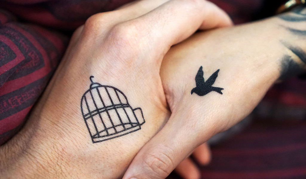 Влюбленная пара с татуировками на руках 