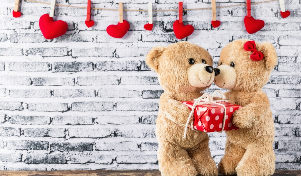 Влюбленные плюшевые мишки на фоне стены с сердечками 