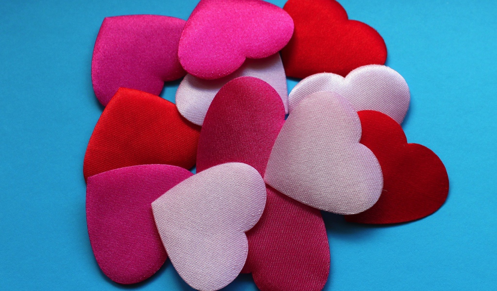 Разноцветные сердечки на голубом фоне