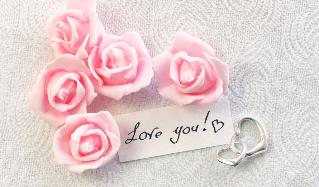 Розовые искусственные розы с сердечками