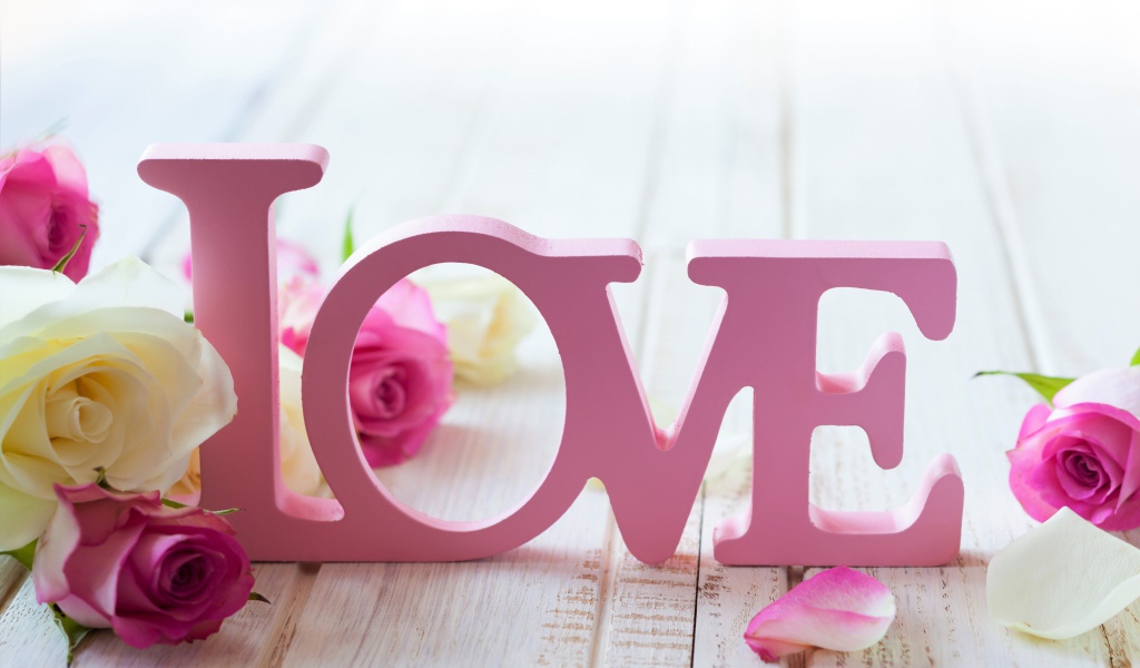 Розовая надпись любовь с нежными белыми и розовыми розами