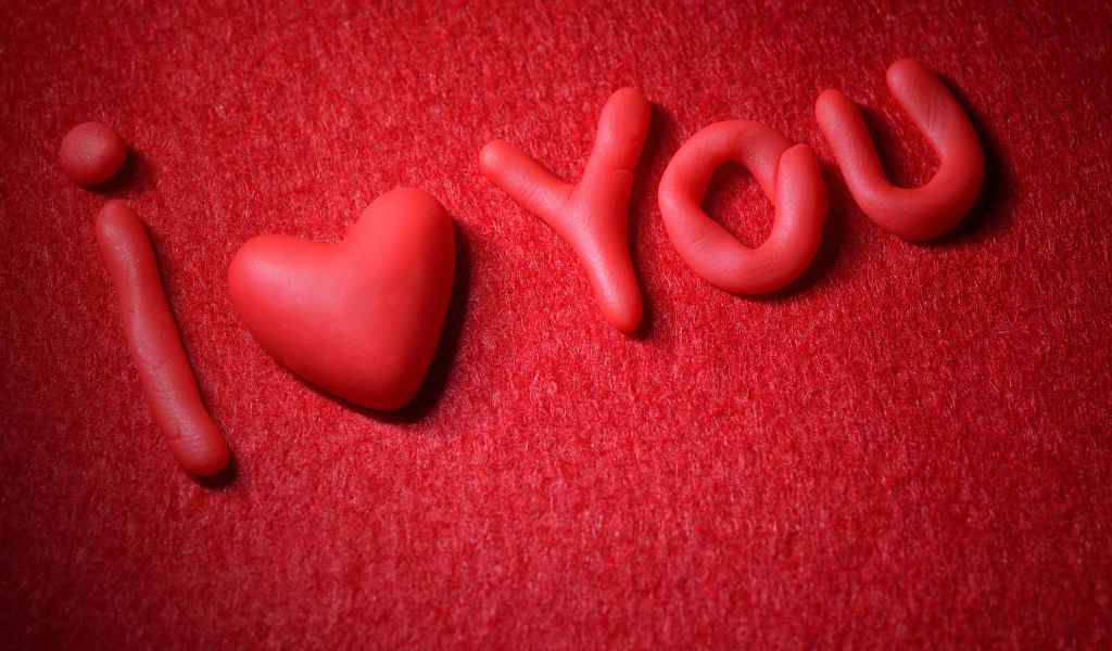 Пластилиновая надпись на красном фоне 