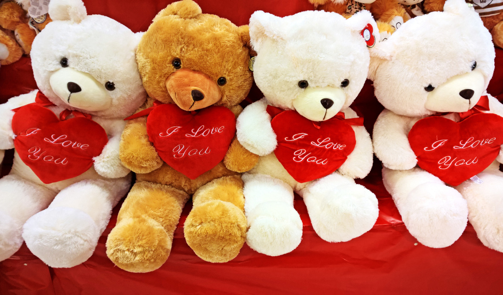 Плюшевые игрушечные мишки с сердечками