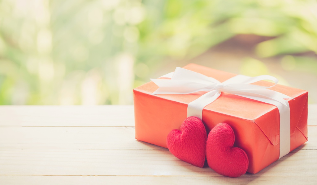 Красная подарочная коробка с красными сердечками