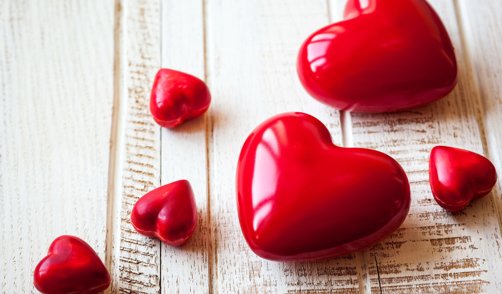 Красные сердца на деревянной поверхности 