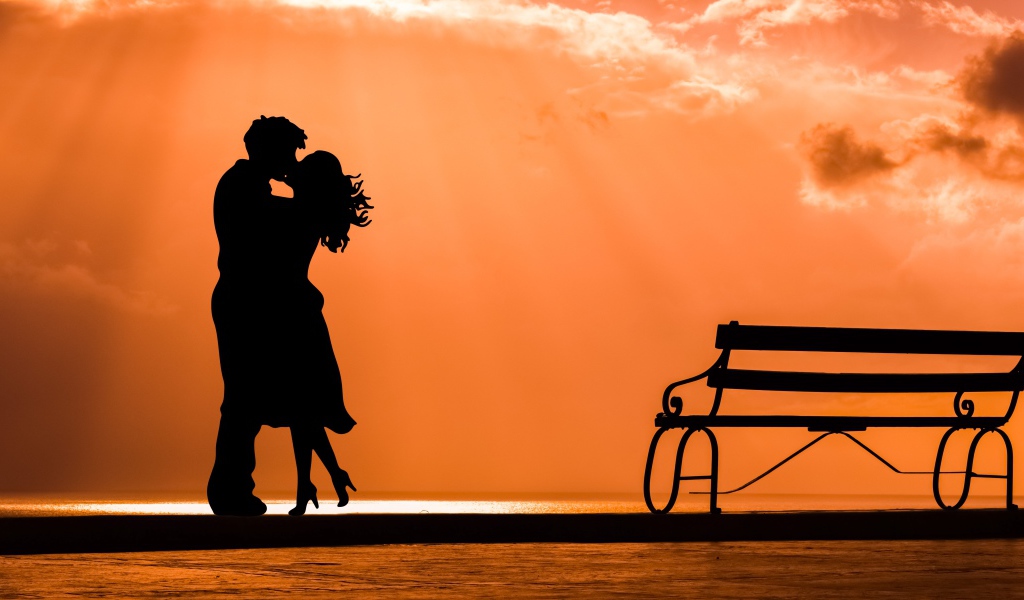 Силуэт целующейся влюбленной пары при свете луны