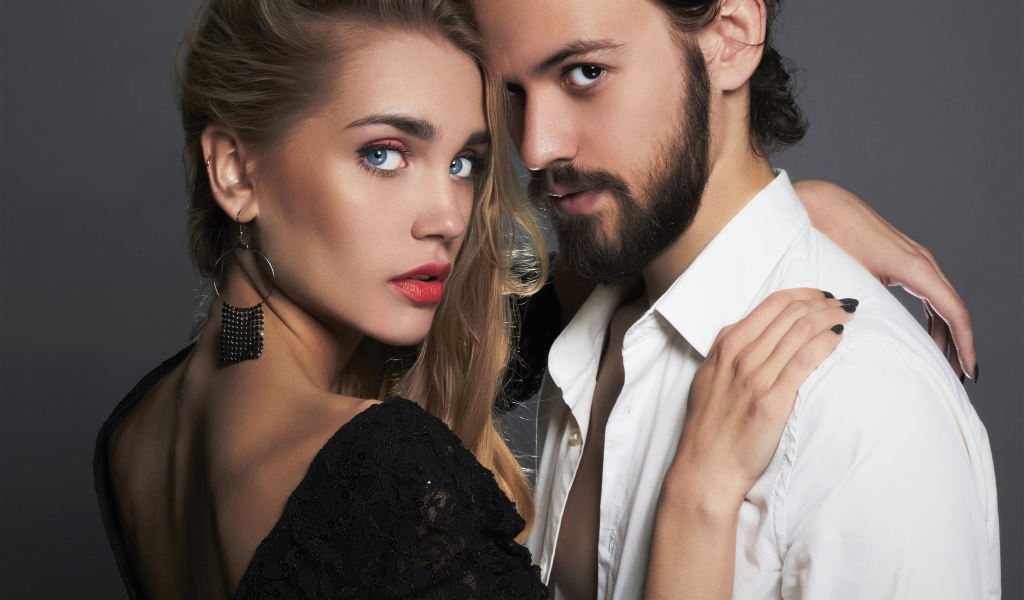 Стильная влюбленная пара на сером фоне