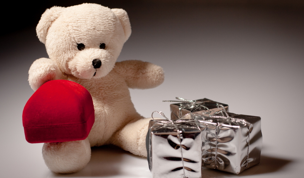 Плюшевый мишка Тедди с красной коробкой для кольца