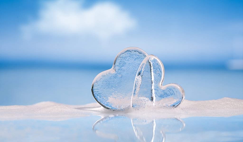 Два ледяных сердца на голубом фоне