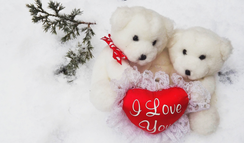Два белых плюшевых медведя с сердечком