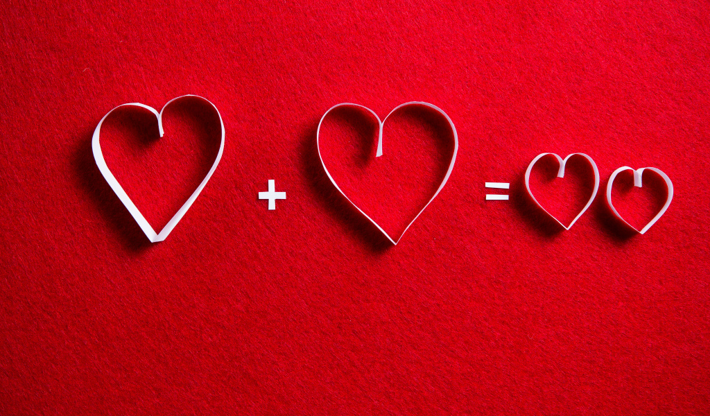 Белые бумажные сердечки на красном фоне