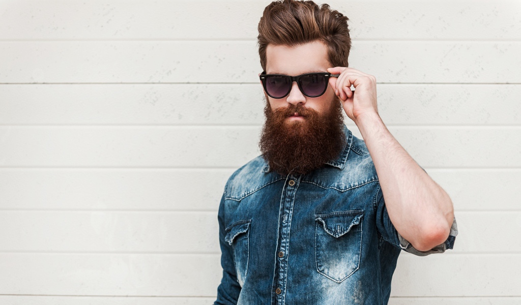 Красивый мужчина с бородой в черных очках 